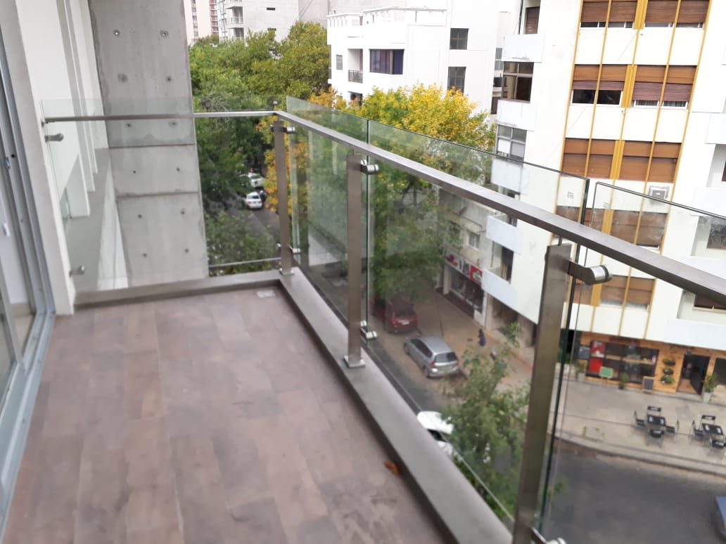 Baranda de vidrio en escalera