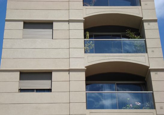 Fachada con balcones vidriados